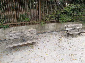 清澄庭園児童公園の2人掛け木製ベンチ