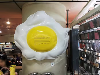 台北駅の鳥人間(夢遊)の目玉焼きのオブジェ