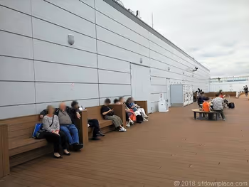 羽田機場國際線觀景台的長椅