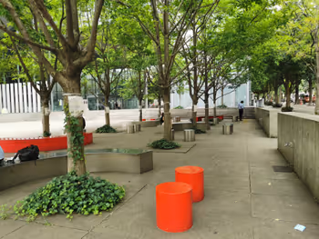 明治大学リバティータワー付近の休憩場所その2