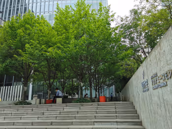 明治大学リバティータワー付近の休憩場所その1