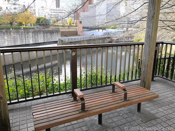 메구로강 덴가쿠 다리 부근의 벤치