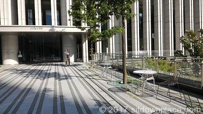 [御茶之水站] 御茶之水Sola City正门入口旁 休息处 的照片 1