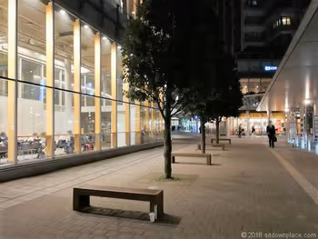 宮地樂器表演廳前的休息區