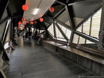 猫村に通じる猴硐駅の連絡通路
