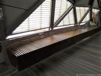 猫村連絡通路の休憩所