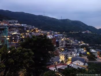基山観海亭の九份老街方面の夜景