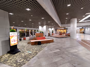 川崎站Azalea Humming Garden的可以坐下来休息的地方之二