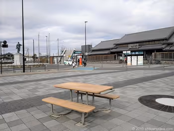 佐原駅南口交番横のテーブル景観