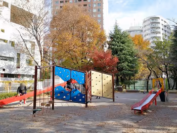 西池袋公園的滑梯和探險遊樂設施