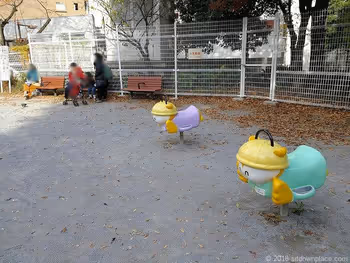 西池袋公園的長椅和遊樂設施