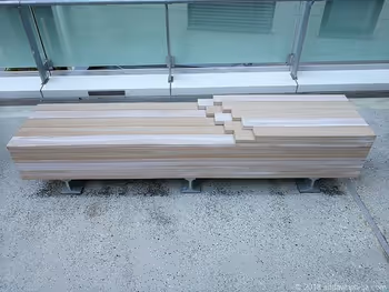 渋谷ストリーム2Fの渋谷ブリッジ方面デッキのベンチ