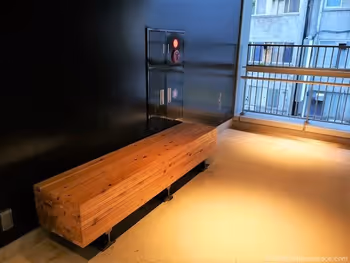 渋谷ストリーム2Fのエレベーター横の木製ベンチ