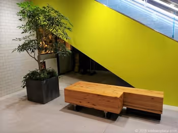 渋谷ストリーム2Fのエスカレーター横の休憩所