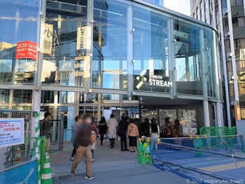 渋谷ストリーム2Fデッキ出入口