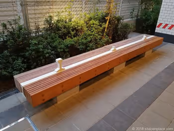 渋谷ブリッジの木製ベンチ