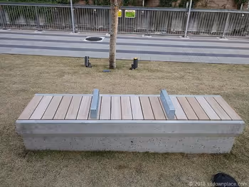 渋谷BRIDGE前的草坪上的長椅