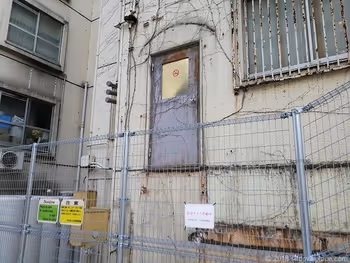 渋谷BRIDGE附近的樓房的設計錯誤的門