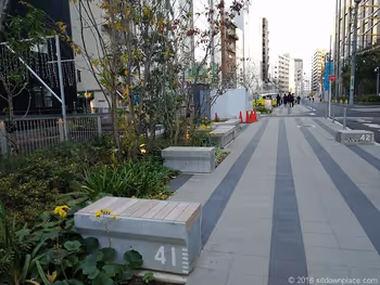 渋谷川沿岸的雙人木製長椅