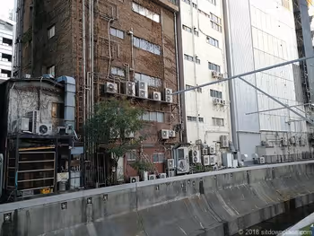 渋谷川沿岸的室外機