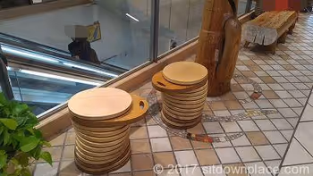 【四ツ谷駅】アトレ1F そよぎ広場の休憩場所