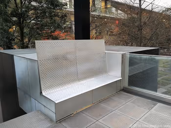 시오노 공원 시나가와 센트럴 가든의 메시형 벤치