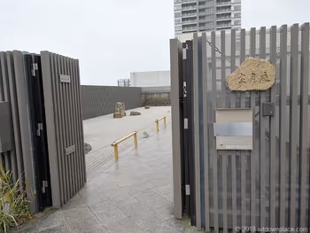 希尔鹤见屋顶的坐月庭