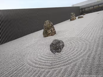 希尔鹤见屋顶的坐月庭的枯山水庭园