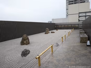 希尔鹤见屋顶的坐月庭的枯山水