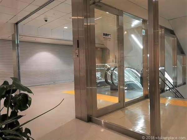 Photo of Motomachi-Chukagai Station | America-yama Park 3F Rest Spot in Front of the Escalator 4