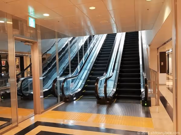 Photo of Motomachi-Chukagai Station | America-yama Park 3F Rest Spot in Front of the Escalator 1