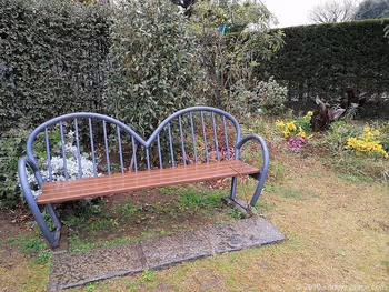 BLUFF99GARDEN(블러프 99 가든)의 멋진 벤치와 화단