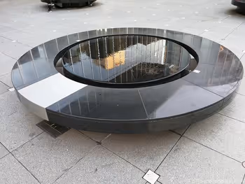 赤坂Bizタワー前一ツ木通り側の流水オブジェ型円形ベンチ