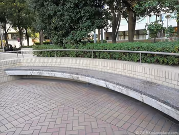 国際新赤坂ビル1Fの曲線型ベンチ