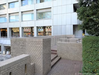 国際新赤坂ビル1Fのアプローチ