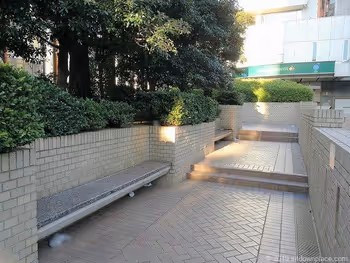 国際新赤坂ビル1Fのベンチ