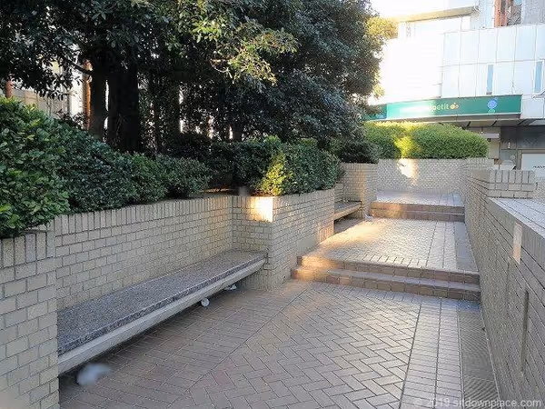 Photo de 国際新赤坂ビル 東館 リフレッシュ広場 スタバ付近 6