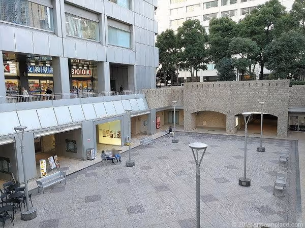 Photo de 国際新赤坂ビル 東館 リフレッシュ広場 スタバ付近 3