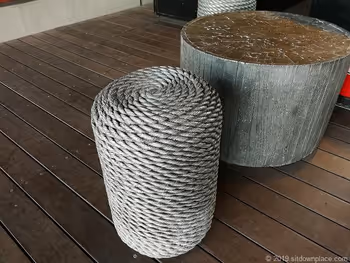 마린 앤 워크 계단 옆의 밧줄로 엮은 의자