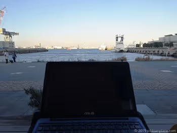 마린 앤 워크에서 바다를 바라보며 Nomad/Remote work