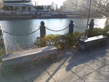 桜木町の汽車道の2人掛け木製ベンチ