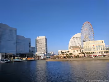 桜木町の汽車道のベンチからの景観