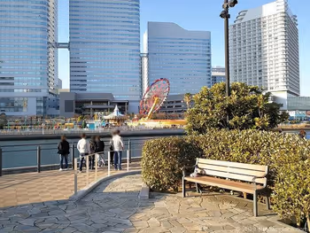 아니베르셀 근처 벤치에서 보이는 코스모월드