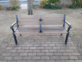 신코 중앙 광장의 벤치