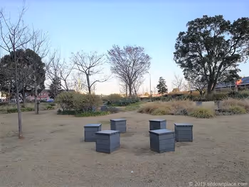 신코 중앙 광장의 의자와 전체 풍경