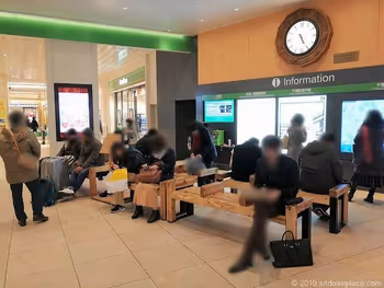 千叶站莲花钟中央检票口前的长椅