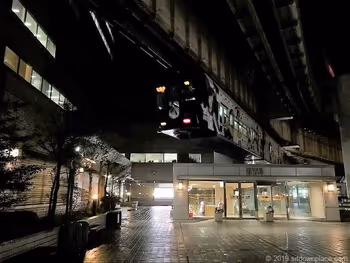 千葉駅センシティータワー4F屋外テラスとモノレールの景観