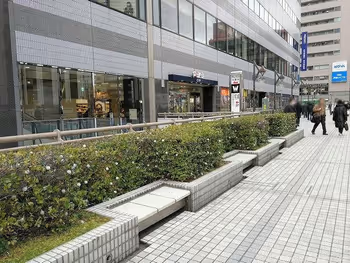 【田町駅】西口ペデストリアンデッキの休憩場所