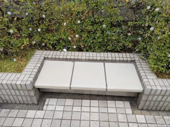 田町駅西口ペデストリアンデッキのベンチ