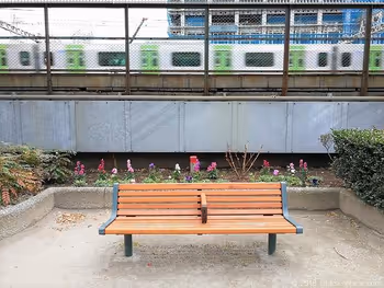 本芝公園のベンチと山手線